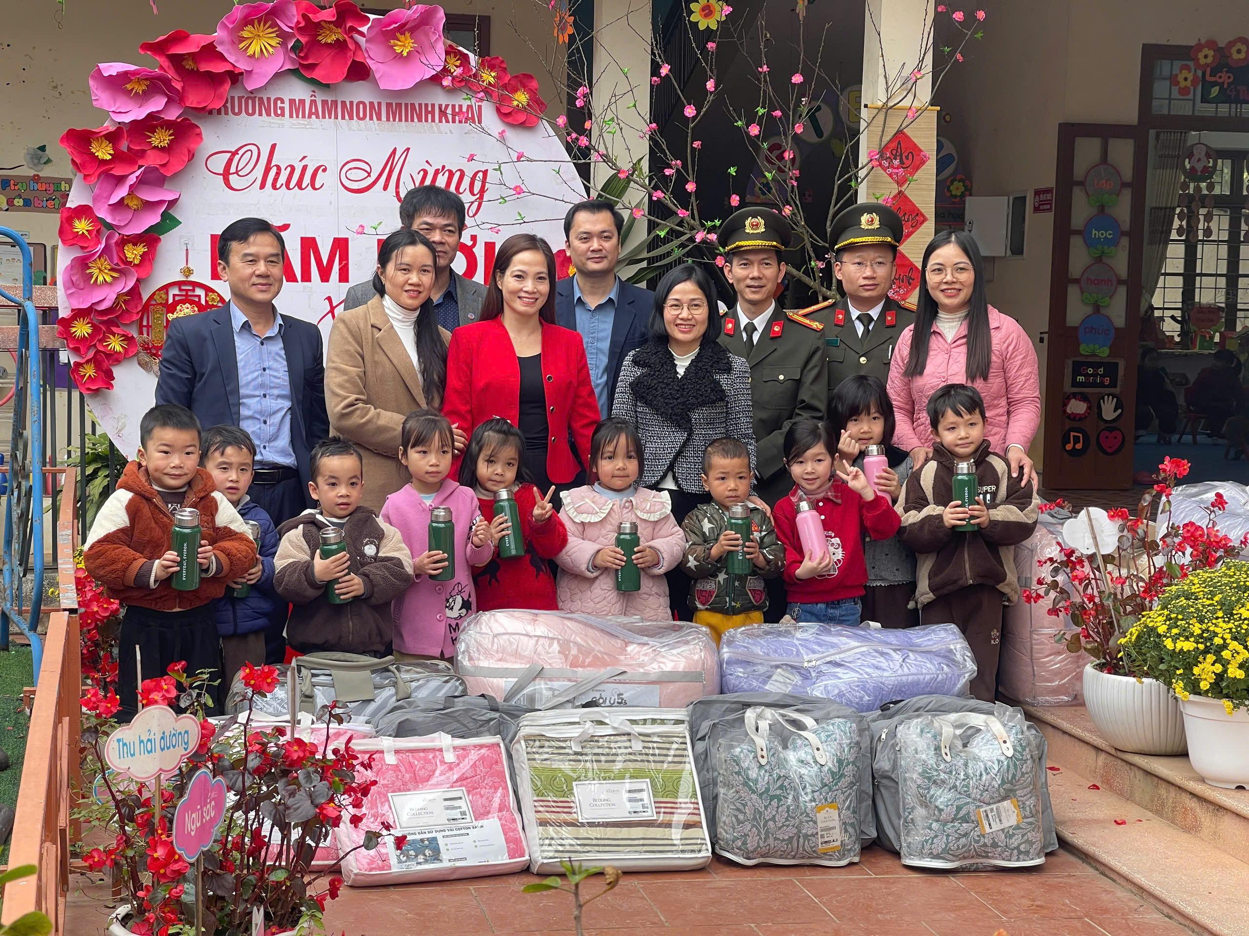 Đại diện Everpia trao tặng chăn đệm cho trẻ em vùng cao